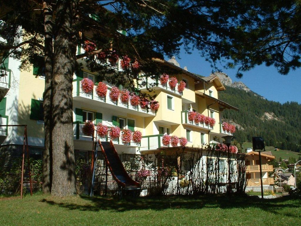 Hotel Montana Pozza di Fassa Exterior foto