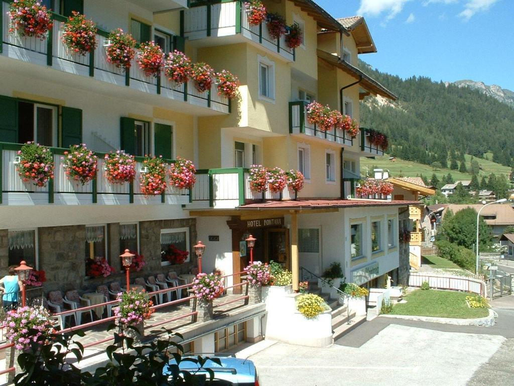 Hotel Montana Pozza di Fassa Exterior foto